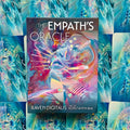 Orakulo kortų rinkinys The Empath's Oracle — Raven Digitalis dėžutė su Konstantin Bax ryškiu viršeliu, centre tarp kortų nugarėlių
