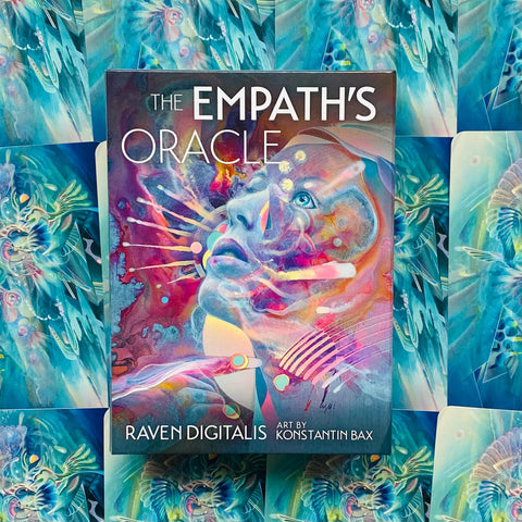 Orakulo kortų rinkinys The Empath's Oracle — Raven Digitalis dėžutė su Konstantin Bax ryškiu viršeliu, centre tarp kortų nugarėlių