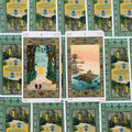 Tarot kortos su atverstomis Bastoni 4 ir 3 kortomis ant žalio ornamentuoto kortų nugarėlių fono, variantas pristatymo pavyzdys