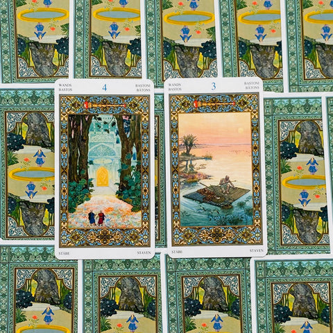 Tarot kortos su atverstomis Bastoni 4 ir 3 kortomis ant žalio ornamentuoto kortų nugarėlių fono, variantas pristatymo pavyzdys