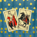 tarot kortos dviejų kortų rinkinys — Queen of Swords ir Knight of Swords ant mėlyno žvaigždėto fono, didelio formato, iliustruotos klasikiniu stiliumi, skirtos skaitymams ir kolekcijoms