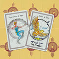 Tarot kortos dvi atviros kortos (Apprentice of Pipes ir Totem of Pipes Eagle) ant geltono raštuoto fono, persidengiančios pasvirusiu kampu