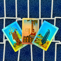 Tarot kortos Rider–Waite, trijų kortų išdėstymas (Trys, Keturi, Penki Taurių) ant mėlynos raštuotos nugarėlės