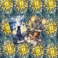 Tarot kortos katės leidimas: dvi atviros kortos (Two of Wands, Three of Wands) su juodu katinu ir švytinčiomis geltonomis akių nugarėlėmis