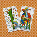 tarot kortos Tarot de Marseille – atverstos vieneto kuolų ir monetų karaliaus kortos, padėtos pasvirusiomis ant oranžinio raštuoto audinio