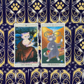 Tarot kortos katėmis, dvi atverstos kortos The Empress ir The Magician, ryškus mėlynai auksinis nugarėlių raštas
