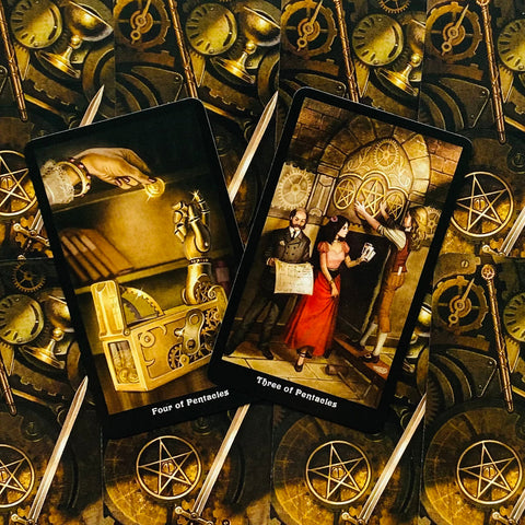 tarot kortos Steampunk rinkinys – arti sufokusuotos keturių ir trijų pentaklių kortos su mechaninėmis nugarėlėmis
