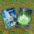 Tarot kortos atviros: dvi kortos (18 Communication, 17 Clarity) išdėstytos po kampu ant žalių keltų nugarėlių