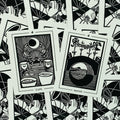 tarot kortos juodai baltos linorinės grafikos, atverstos 4 Taurių ir 4 Lazdų kortos parodytos ant raštuoto fono