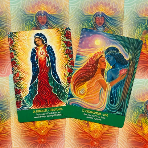 Orakulo kortos, dvi atverstos: ryškios Guadalupe (Atleidimas) ir Krishna/Radha (Meilė) kortos su aiškiais meno motyvais