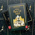 Tarot kortos Golden Black Cat (Helena de Almeida) juodo ir auksinio dėklo priekinis viršelis su gėlių katės iliustracija ir AGM lipduku
