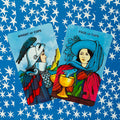 Tarot kortos dviejų kortų komplektas, ryškūs mėlyni Knight of Cups ir Page of Cups dizainai ant žvaigždėto fono, priekinis kampas