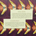 Orakulų kortos su violetiniais sparnų raštais, parodytos dvi atviros kortelės Soul Light ir Golden Path