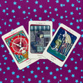 tarot kortos su trijų kardų eile (Six, Seven, Eight), išdėstytos ant violetinio fono su mėlynomis žvaigždėmis, parodyta priekinė perspektyva