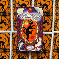 Halloween taro kortų rinkinys centrinėje dėžutėje, matomas viršelis su juoda kate ir oranžiniu ornamentu, skirtas produkto peržiūrai