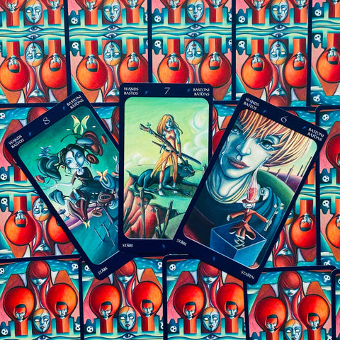 Tarot kortos moderniomis iliustracijomis, trijų kortų fanuotos priekinės versijos su tamsiai mėlynais rėmeliais ir raštuotu fonu