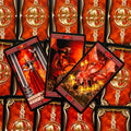 Tarot kortos su raudonomis drakonų iliustracijomis — trys atvertos kortos ir aukso raštuotos nugarėlės