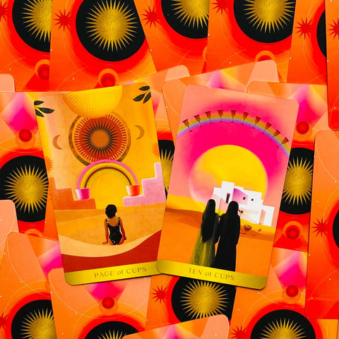 tarot kortos oranžinėmis–rožinėmis nugarėlėmis, dvi atvertos kortos Page of Cups ir Ten of Cups rodantis priekį
