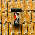 Klimto tarot kišeninė „Golden Edition“ dėžutė su Klimto moters iliustracija centre, apjuosta kartoninių kortų auksinio rašto nugarėlėmis