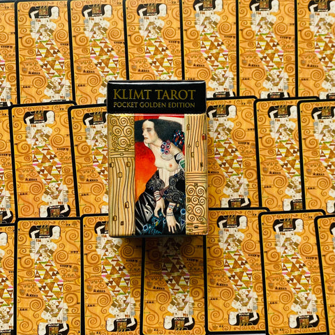 Klimto tarot kišeninė „Golden Edition“ dėžutė su Klimto moters iliustracija centre, apjuosta kartoninių kortų auksinio rašto nugarėlėmis
