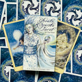 Tarot kortos Ghosts Spirits (Lisa Hunt) su mėlyno ir aukso motyvo dėže, pateiktos ant atvertos kaladės išdėstymo prekybai