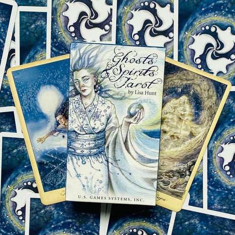 Tarot kortos Ghosts Spirits (Lisa Hunt) su mėlyno ir aukso motyvo dėže, pateiktos ant atvertos kaladės išdėstymo prekybai