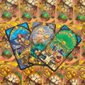 Tarot kortos trys išplėstos, spalvingos iliustruotos kortos ant steampunk laikrodžių raštuoto fono, priekinis kampas