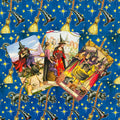 Tarot kortos su raganių iliustracijomis – trys atverstos kortos prieš mėlyną nugarėlių raštą, matomos priekinės iliustracijos