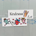 dovanų etiketės baltos stačiakampės su Kindness ir Joy angeliukų dizainais, spalvotos širdelės, dvi skirtingos versijos ant pilko fono, skirtos dovanų žymėjimui