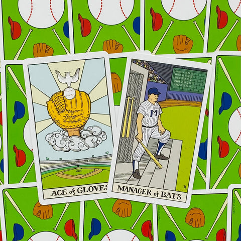 Tarot kortos beisbolo tematika, dvi kortos (Ace of Gloves ir Manager of Bats) atviros ant žalio, kamuolio ir lazdelės rašto