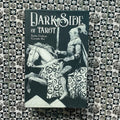 Produktų puslapyje: matinio juodo „Dark Side of Tarot“ dėklo priekinis viršelis su riteriu ant žirgo, arti, rožių ornamentuotame fone