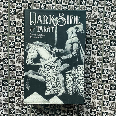 Produktų puslapyje: matinio juodo „Dark Side of Tarot“ dėklo priekinis viršelis su riteriu ant žirgo, arti, rožių ornamentuotame fone