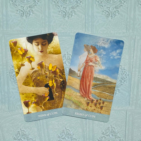 Tarot kortos – šviesių iliustracijų rinkinys, rodantis Devynias ir Aštuonias Taurių kortas, skirtas peržiūrai prieš pirkimą