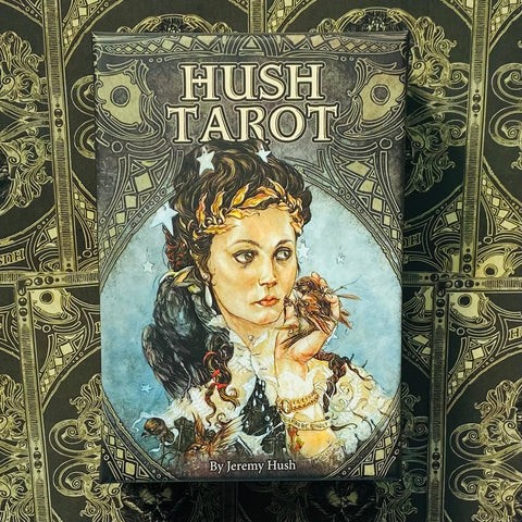 Hush Tarot kortų rinkinys Jeremy Hush — dėžutės priekinis piešinys su moters portretu ir auksiniu ornamentu fone