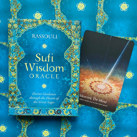 Sufi Wisdom orakulo kortos Rassouli mėlyname ornamentuotame dėkle, šoniškai padėta viena korta „Silencing The Mind“