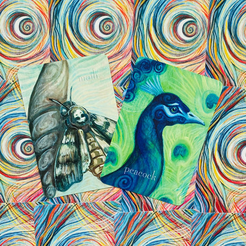 Kortos oracle dviejų kortelių komplektas su moth ir peacock iliustracijomis ant spalvingo spiralinio fono