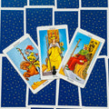 tarot kortos Rider–Waite stiliaus komplektas: trys lazdučių rūšies kortos (riteris, karalienė, karalius) ant mėlynos žvaigždėtos nugarėlės