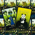 tarot kortos — dvi atverstos kortos (Panda ir Peafowl) su ryškiomis žalios ir mėlynos spalvų iliustracijomis