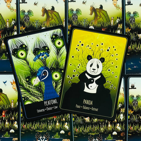 tarot kortos — dvi atverstos kortos (Panda ir Peafowl) su ryškiomis žalios ir mėlynos spalvų iliustracijomis