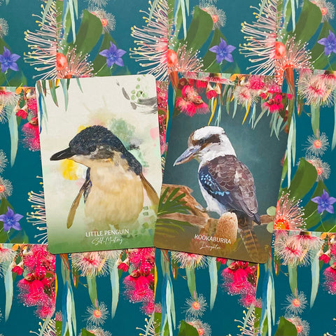 Kortų rinkinys su paukščių dizainais, priekyje Little Penguin ir Kookaburra kortos ant ryškaus gėlių fono
