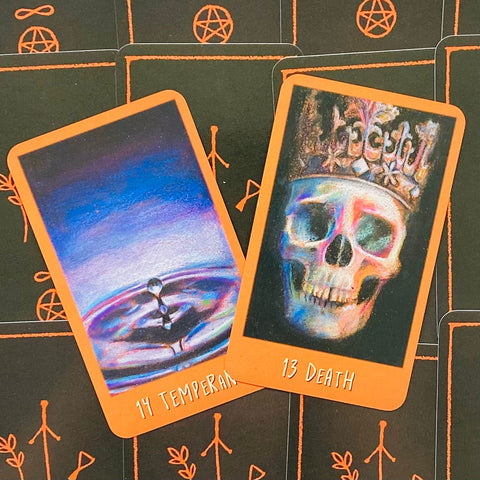 Tarot kortos komplektas, dvi priekinės kortos: 14 Temperance mėlyna vandens scena ir 13 Death kaukolė su oranžiniu rėmeliu, kontrastingos priežastys galerijoje