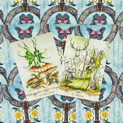 tarot kortos Fairy Meadow komplektas – dvi atvertos žalios fėjos ir šamano kortos ant mėlyno dekoratyvaus fono