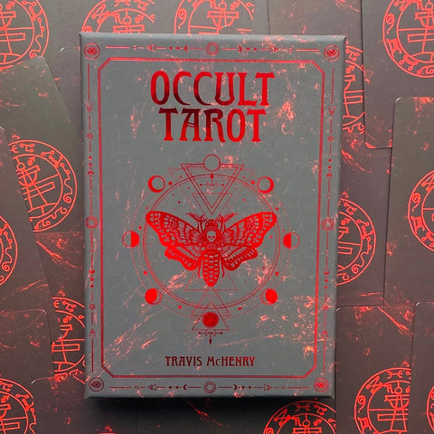 Occult Tarot kortų rinkinys pilkoje dėžutėje su raudonu folijos drugelio ir kaukolės motyvu, autorius Travis McHenry