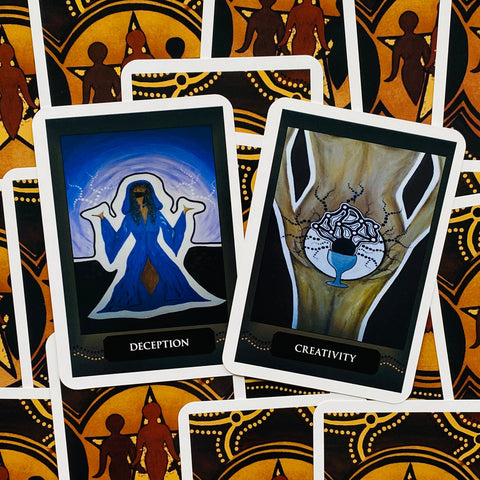 tarot kortos su dviem atverstomis kortomis: mėlyna Deception figūra ir gelsva Creativity taurė ant aukso‑juodo ornamentuoto fono