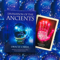Orakulo kortos „Divination of the Ancients“ mėlyname dėkle su atversta palmistry korta dešinėje, skirtos aiškinimui internetu