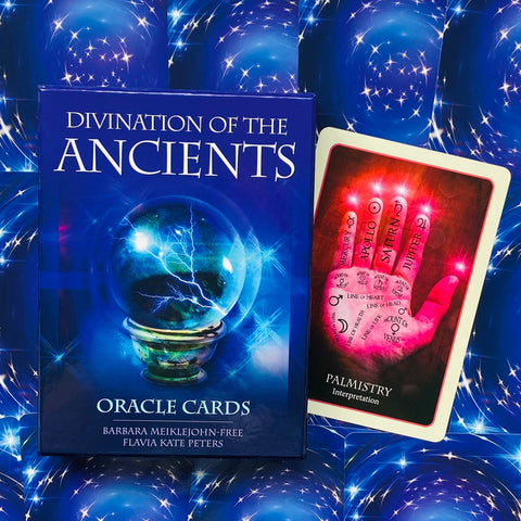 Orakulo kortos „Divination of the Ancients“ mėlyname dėkle su atversta palmistry korta dešinėje, skirtos aiškinimui internetu