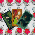 tarot kortos trijų atvirų iliustruotų kortų komplekte — centre moteris žaliame sari, šone lapų tamsios scenos ir dekoruoti kortų nugarėlių tigrai