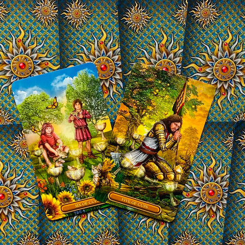 Tarot kortos – Six of Cups ir Five of Cups atviri, ryškūs, persidengiantys kampais ant mėlyno‑auksinio audinio