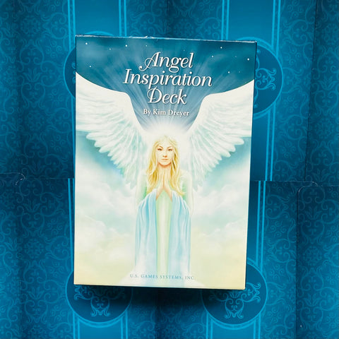 Angelų kortos Angel Inspiration Deck, Kim Dreyer — dėžutės priekinis viršelis su balta angelo iliustracija ant turkio fono, parodo pakuotės dizainą ir dydį