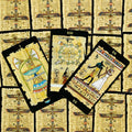 tarot kortos Egipto stiliaus: trys atverstos kortos ant papiruso fono, juodos kraštinės ir detalūs hieroglifai
